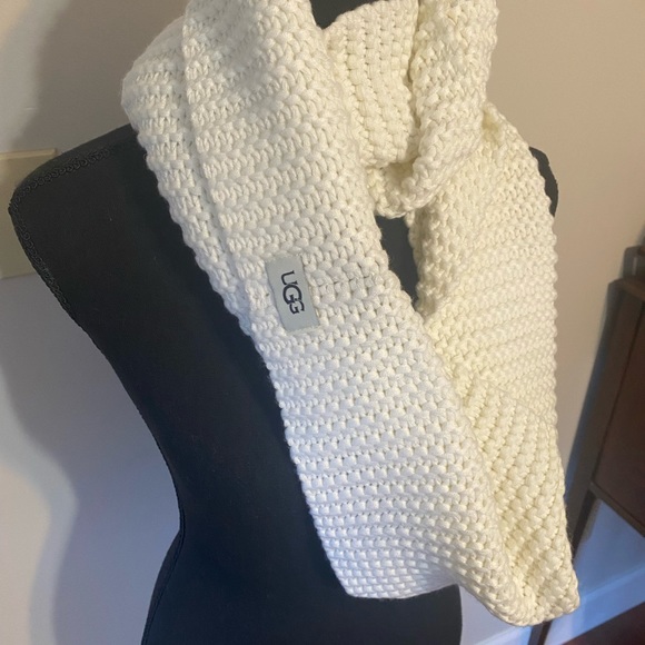 UGG Accessories - NWT - UGG infinity knit scarf